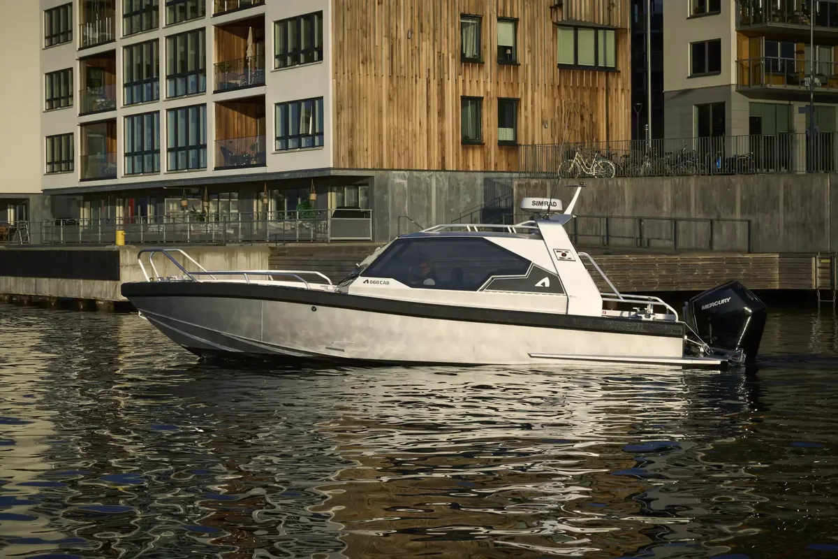 Anytec 868 CAB: Boat moored by a building
