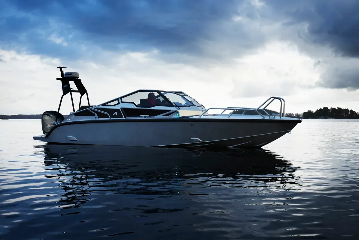 Anytec A27: Motorboat cruising on a lake