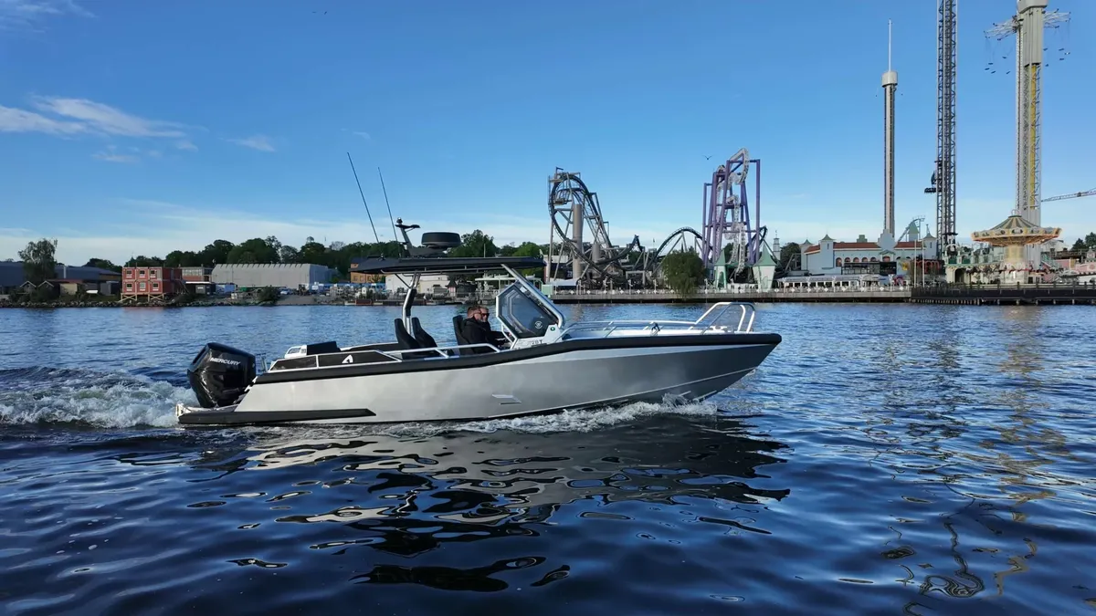 Anytec A28-T: Speedboat cruising on the water