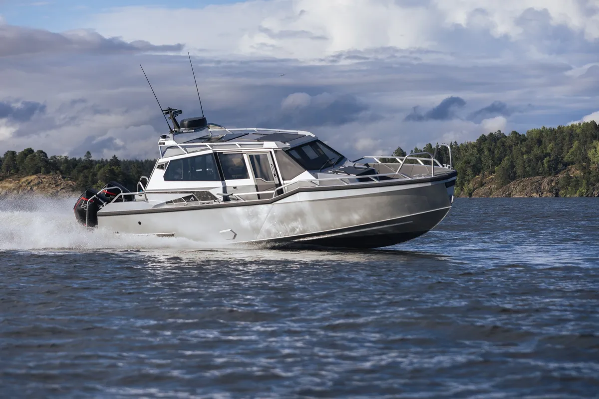 Anytec A33C: Ein mit hoher Geschwindigkeit fahrendes Boot