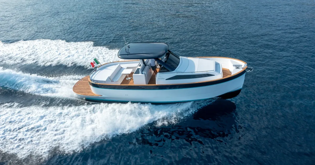Apreamare Gozzo 35: Boat cruising at sea