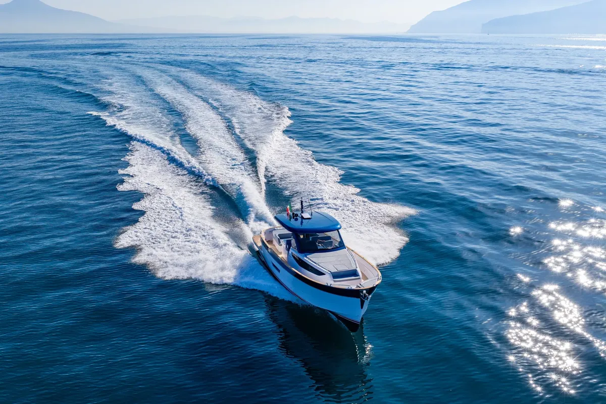 Apreamare Gozzo 42: Ein Boot, das auf dem Meer fährt und eine Heckwelle hinter sich herzieht
