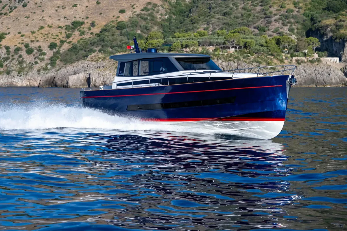 Apreamare Gozzo 48 Cabin: Boat cruising at sea