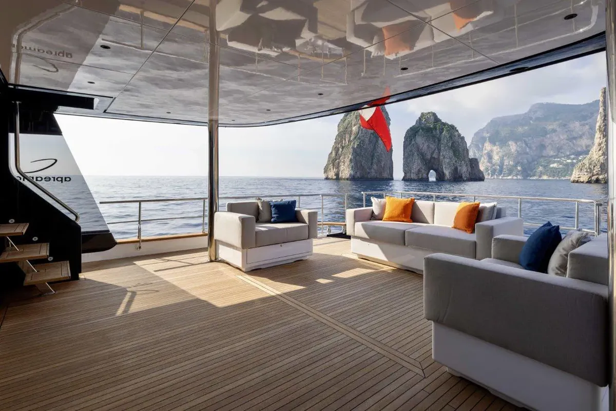 Apreamare Maestro 88: Lounge-Deck mit Meerblick