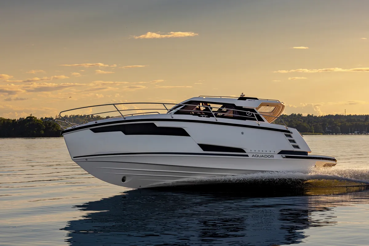 Aquador 300 HT: Boat cruising at sunset