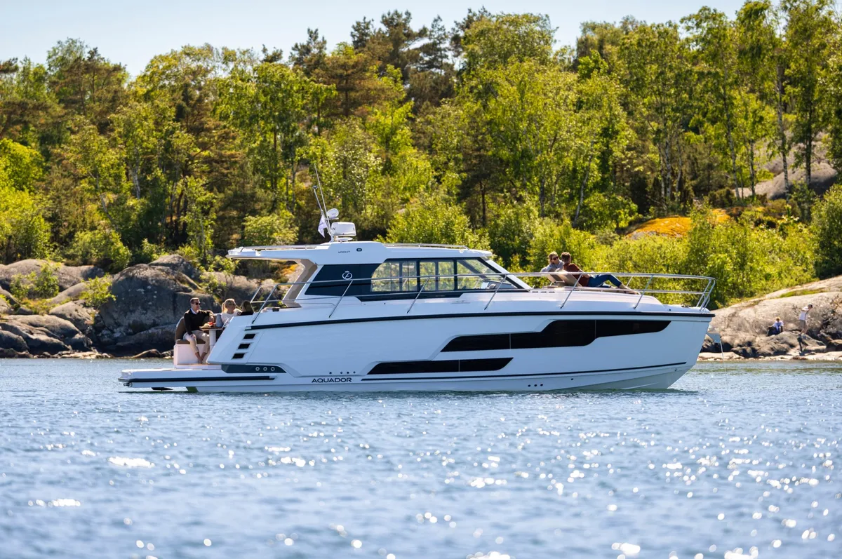 Aquador 400 HT: Boat cruising on water