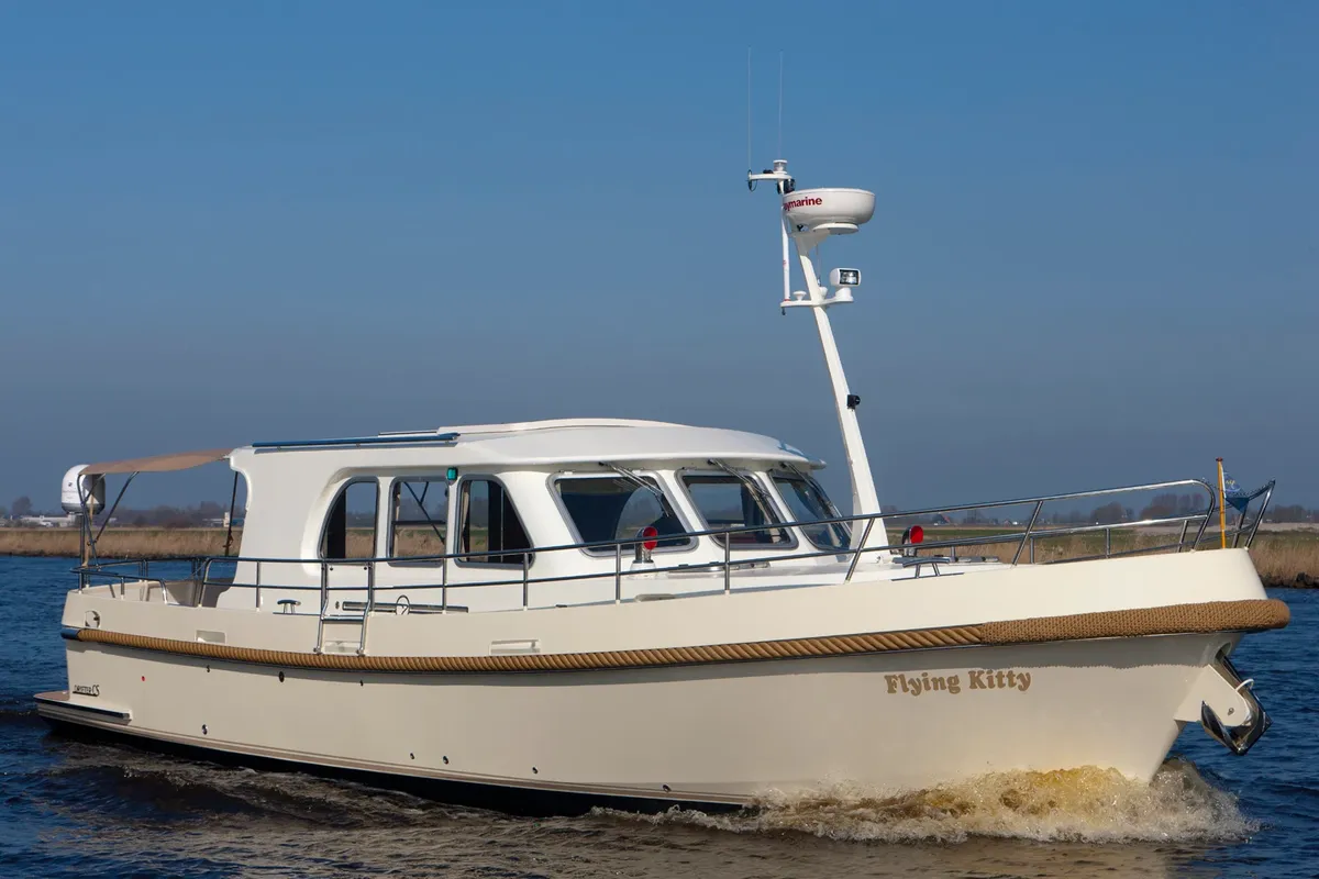 Aquanaut Drifter CS 1200 AK: Motorboat cruising on the water