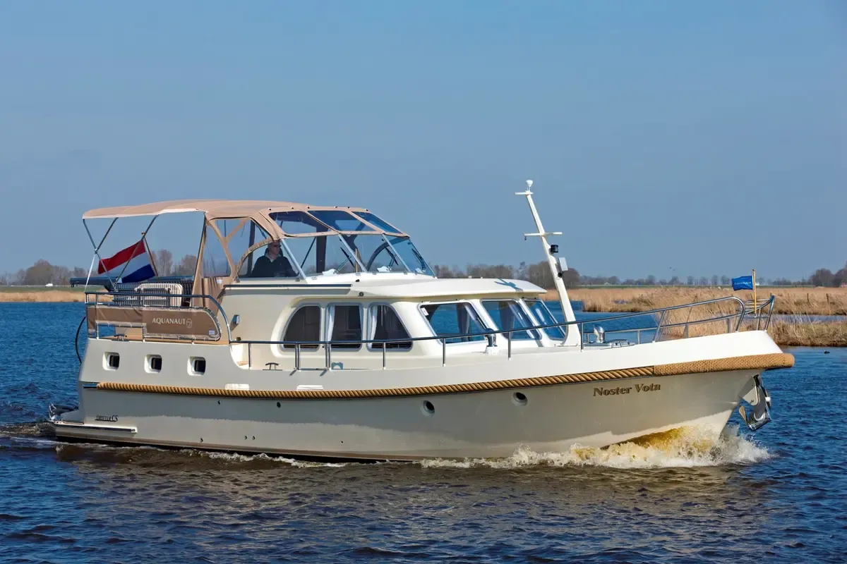Aquanaut Drifter CS 1300 AK: Motorboat cruising on the water