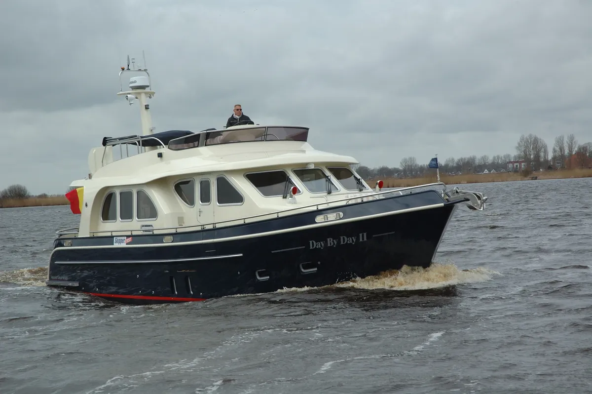 Aquanaut Global Voyager 1350: Eine Motoryacht auf dem Wasser