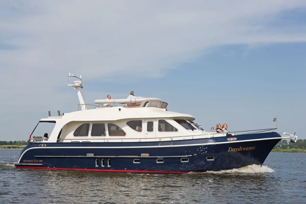 Aquanaut Global Voyager 1500: Motor yacht cruising on the water