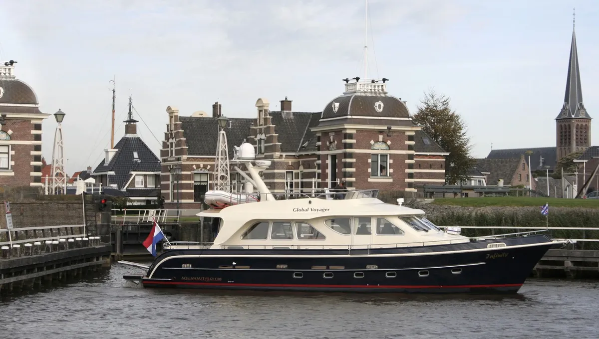 Aquanaut Global Voyager 1700: Eine Motoryacht, die durch einen Kanal fährt