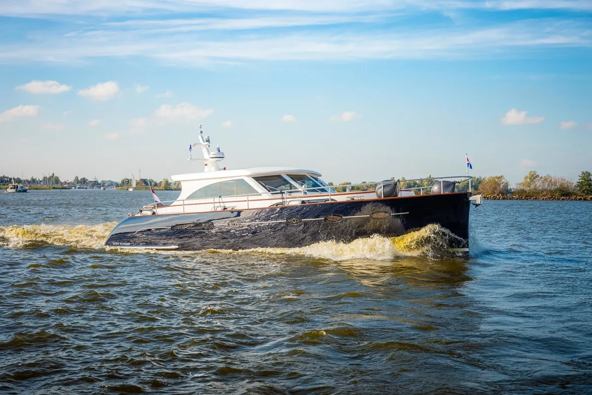 Aquanaut Hommage 52 Sportage: Motorboat cruising on the water
