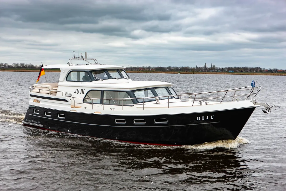 Aquanaut Privilege 460 AC PH: Motorboat cruising on the water
