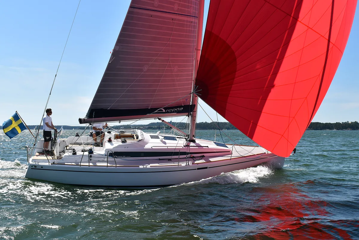 Arcona Yachts 345: Segelboot mit rotem Spinnaker auf dem Meer