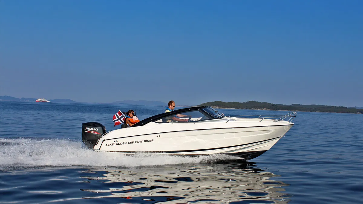 Askeladden C65 Bow Rider: Boat cruising at sea