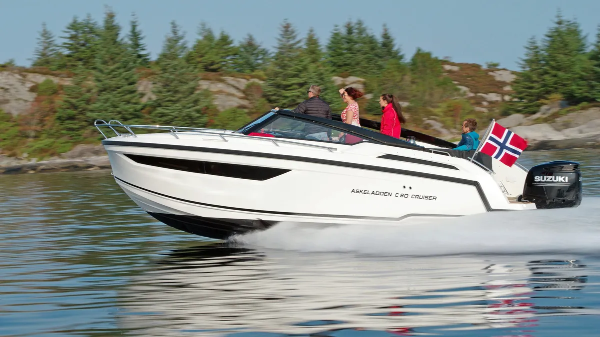 Askeladden C80 Cruiser: Boat cruising with passengers