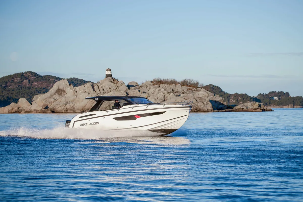 Askeladden C97: Boat cruising near rocks