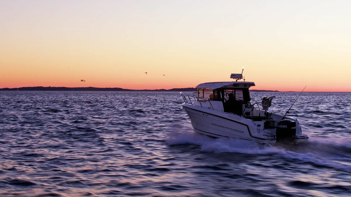 Askeladden P70 Pilothouse: Bootsfahrt auf dem Meer bei Sonnenuntergang