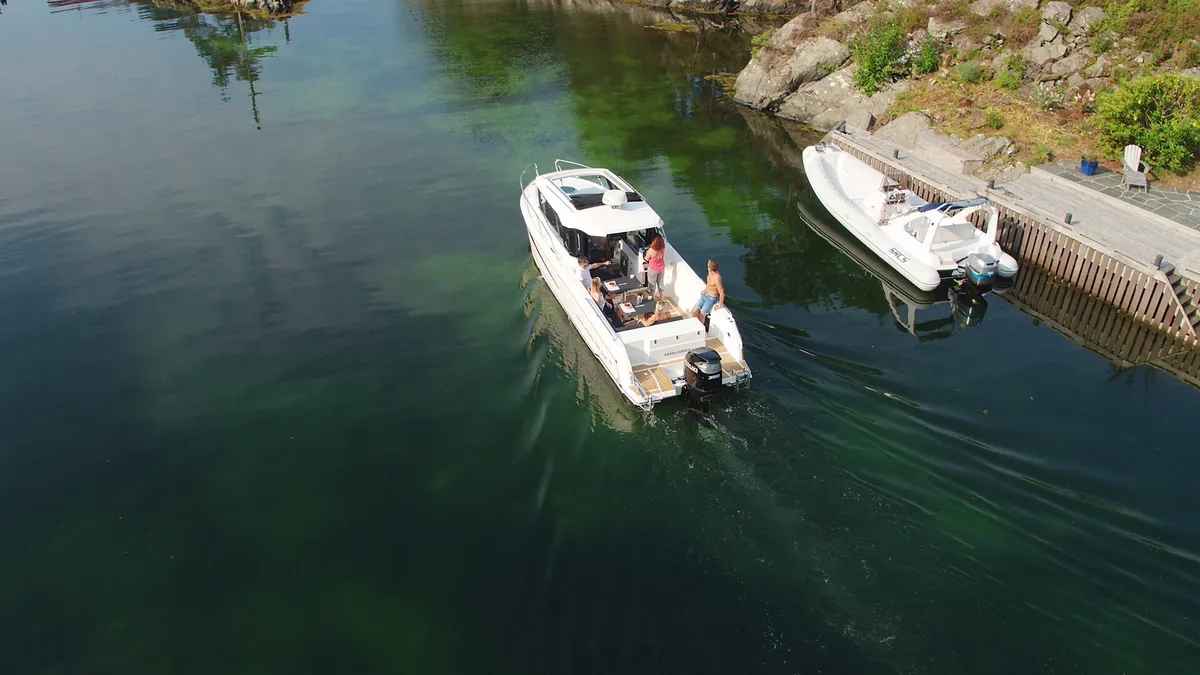 Askeladden P92 SUV: Un bateau à moteur se dirigeant vers la jetée