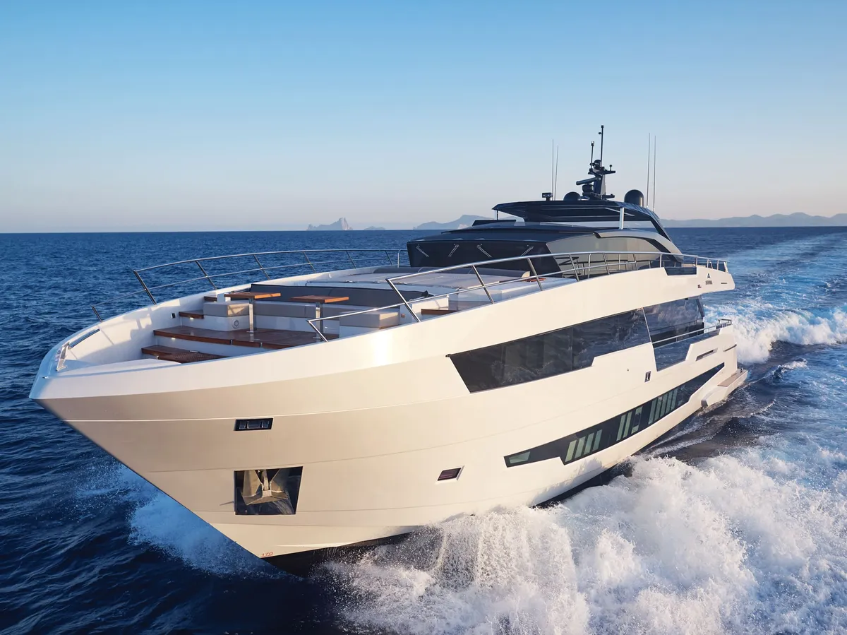 Astondoa 100 Century: Yacht cruising at sea
