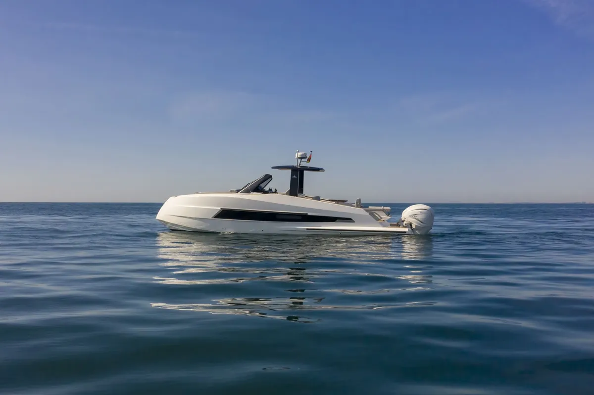 Astondoa 377 Coupe Outboard: White motorboat floating at sea