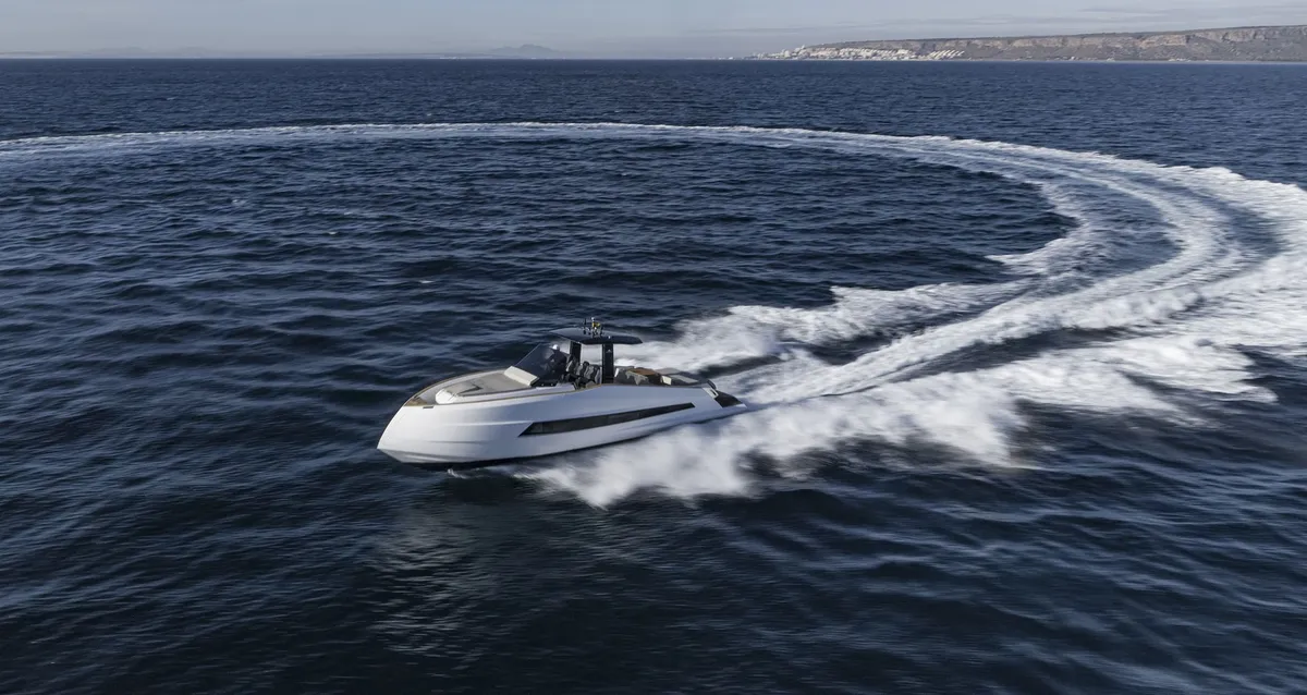 Astondoa 377 Coupe: Boat cruising at sea with a wake
