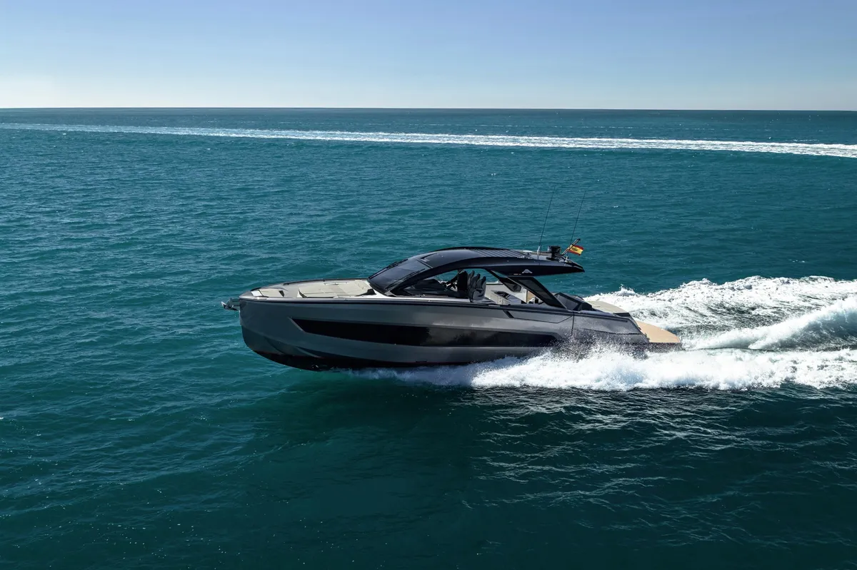 Astondoa 577 Coupe: Bootsfahrt auf dem Meer