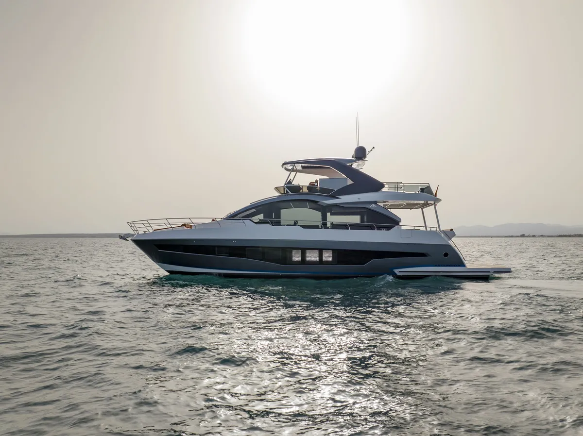 Astondoa 66 Flybridge: Yachtfahrt auf dem Meer