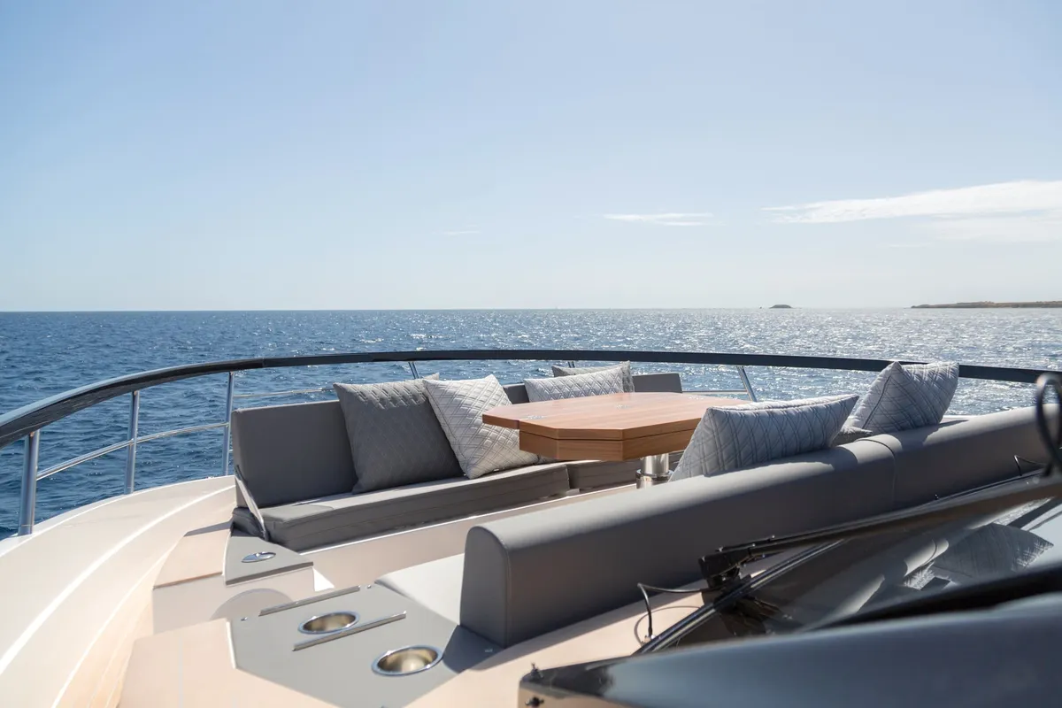 Astondoa 677 Coupe: Vorderdeck mit Lounge-Sofa und Meerblick