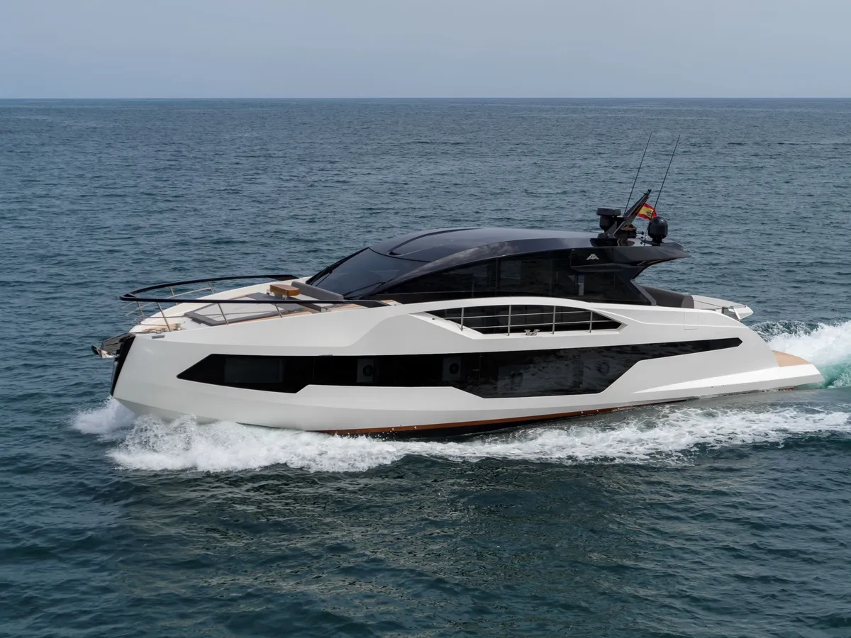 Astondoa 677 Coupe: Motor yacht sailing, viewed from the side