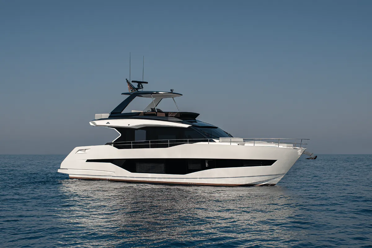 Astondoa As5: Yacht à moteur blanc en mer