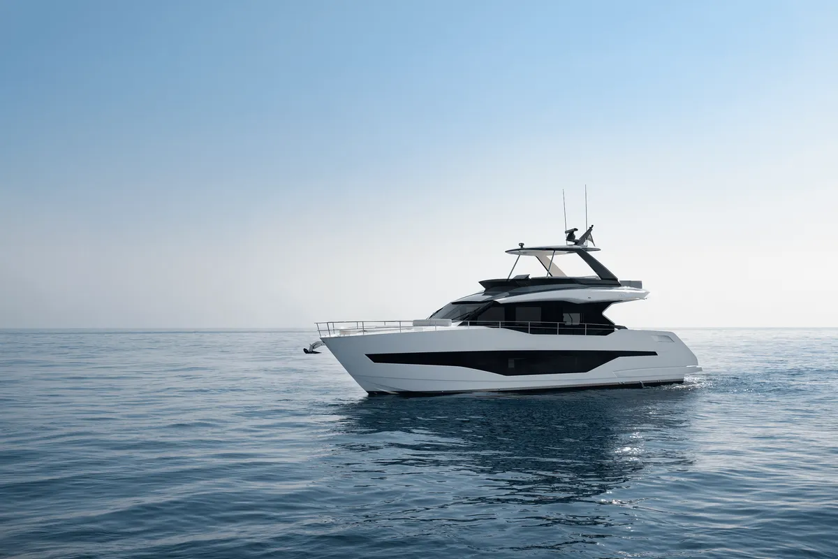 Astondoa As5: Ein weißes Motorboot, das auf dem Meer fährt