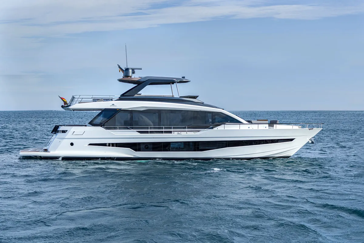 Astondoa As8: Yacht à moteur blanc naviguant en mer