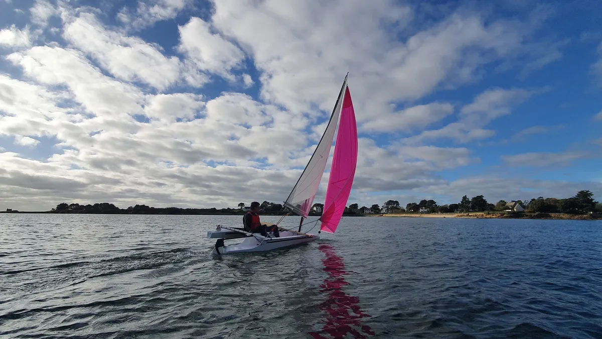 Astus Boats 14.5: Small sailing boat with a pink sail