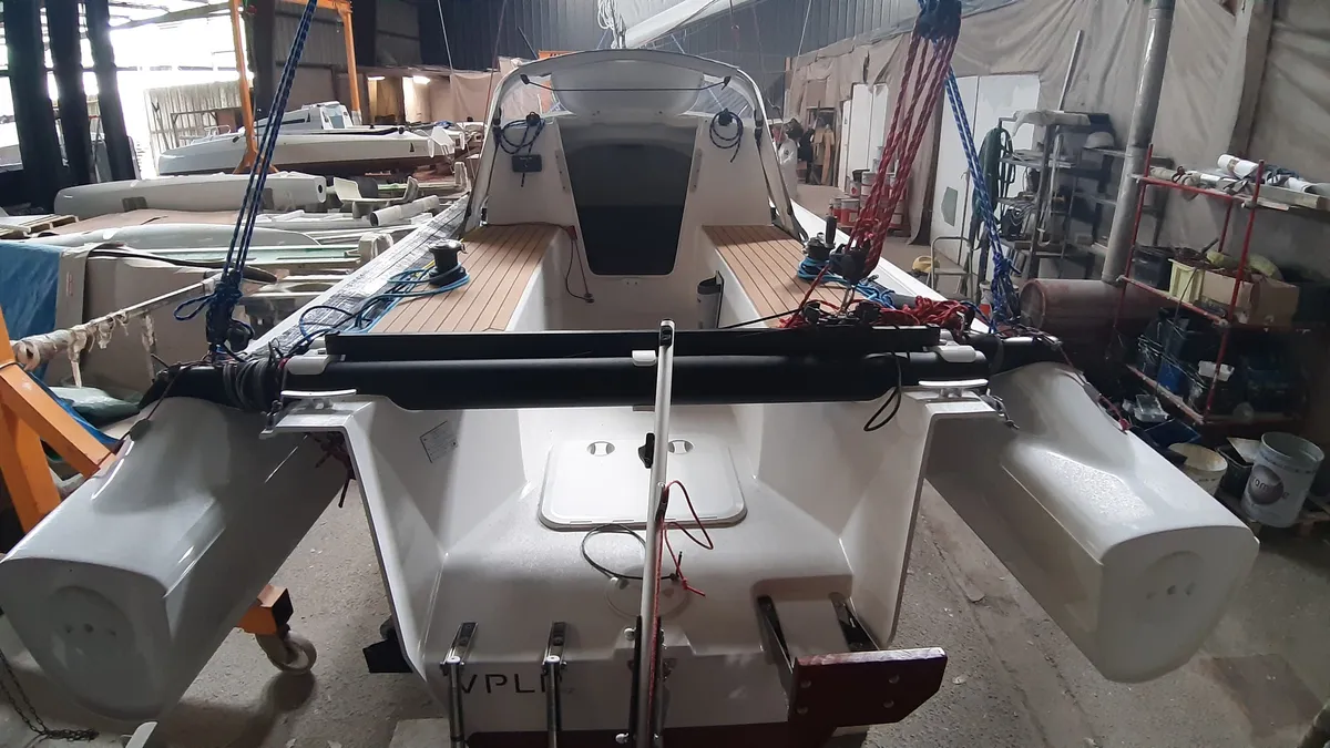 Astus Boats 20.5: Katamaran-Rumpf in einer Werkstatt