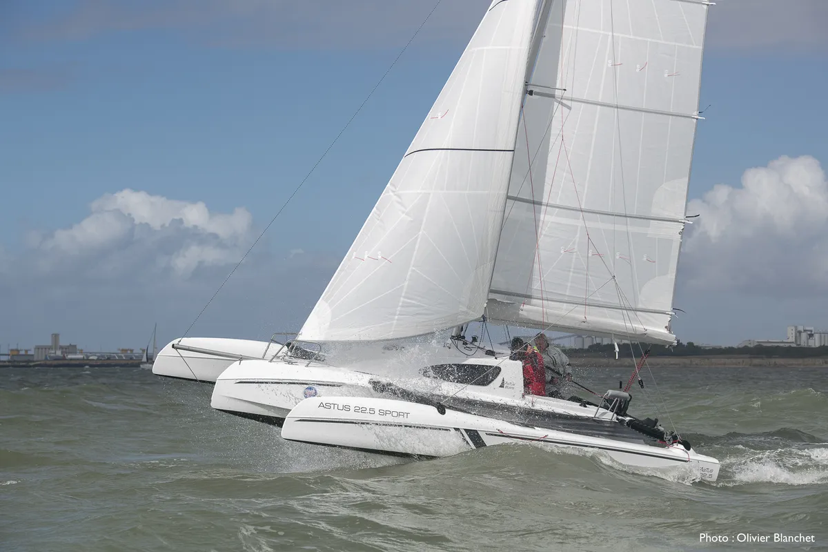 Astus Boats 22.5: Catamaran sailing at sea