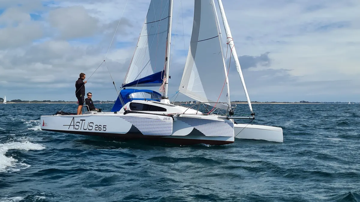 Astus Boats 26.5: Segeln mit einem Trimaran auf hoher See