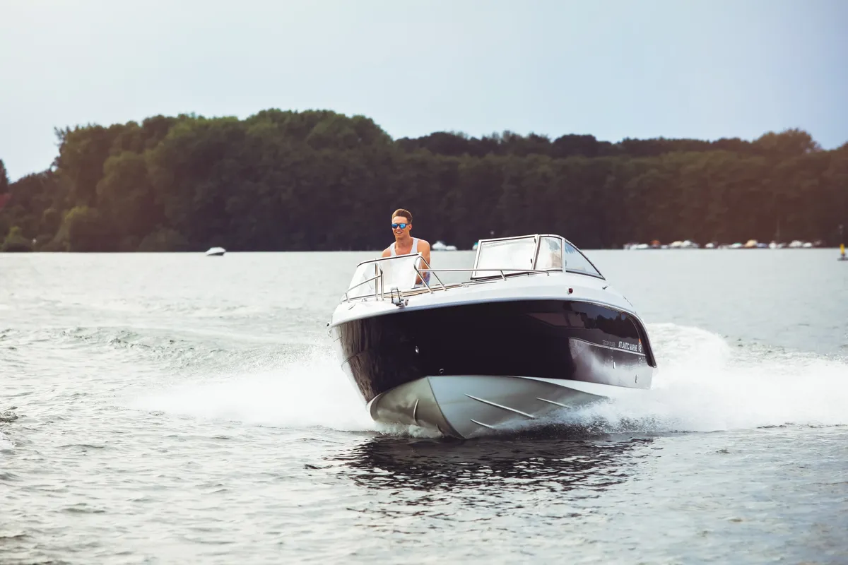 Atlantic Marine Day Cruiser 720: Bootsfahrt auf dem Wasser