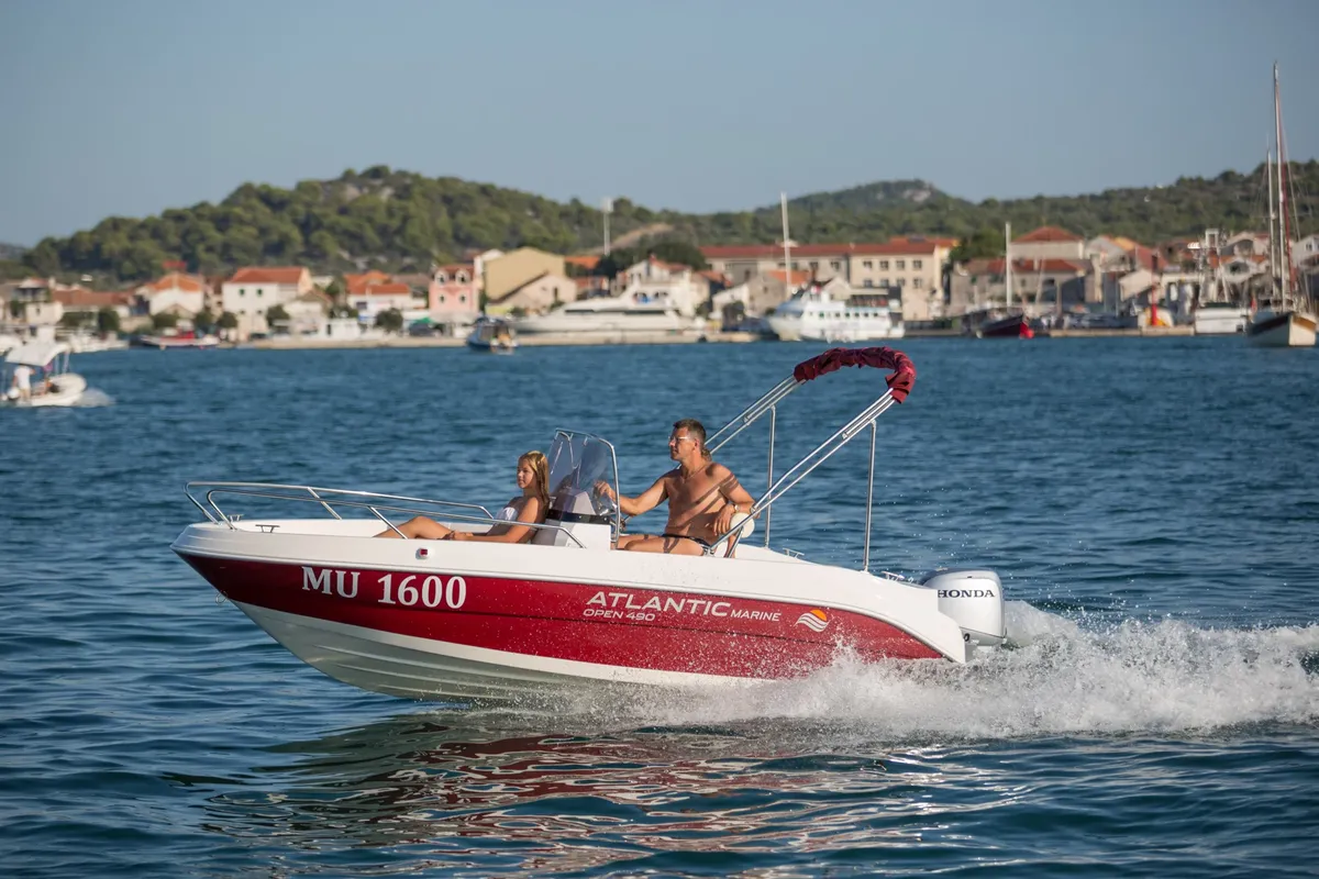 Atlantic Marine Open 490: Ein Schnellboot rast über das Meer