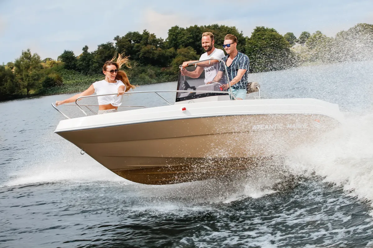 Atlantic Marine Open 490: Croisière en bateau avec des passagers à bord