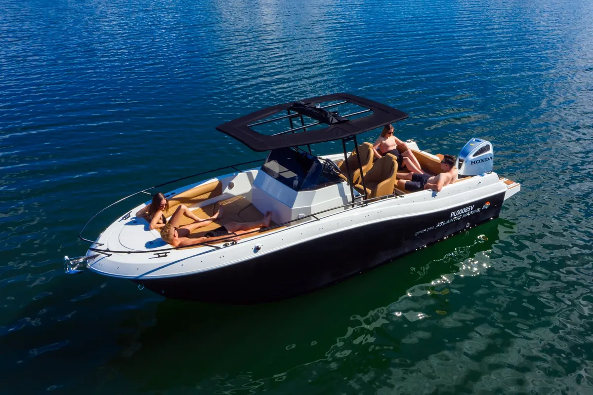 Atlantic Marine Open 750: Boot mit Personen auf dem Wasser