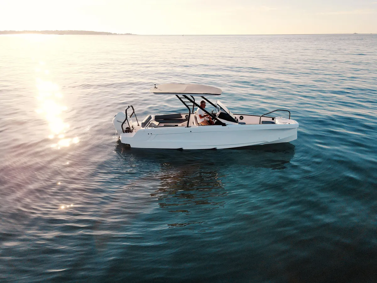 Axopar 22 T-Top: Ein Boot auf dem Meer bei Sonnenuntergang