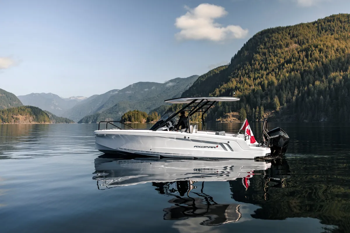 Axopar 22 T-Top: Un bateau blanc naviguant sur un lac