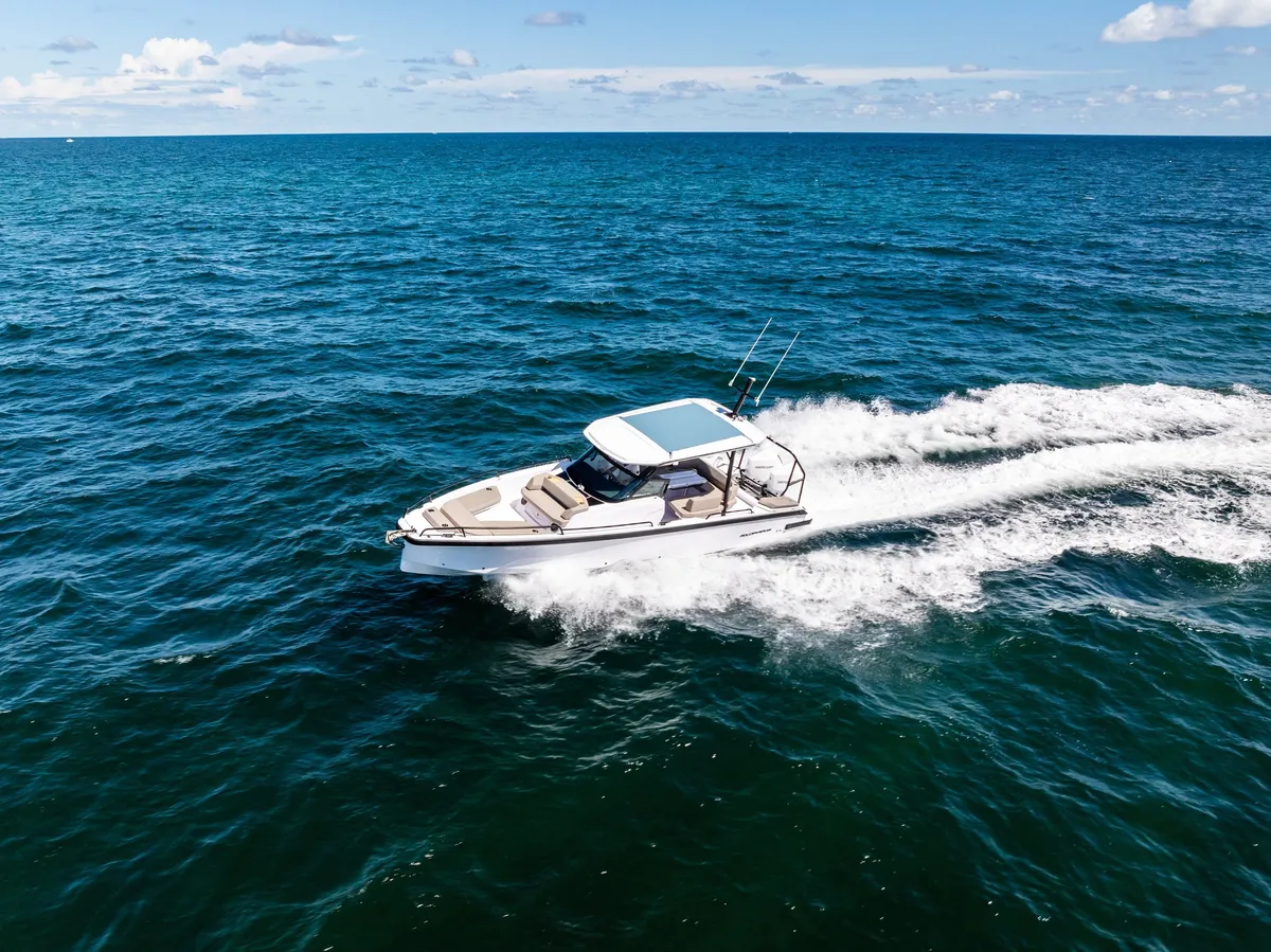 Axopar 29 Sun Top: Ein weißes Boot, das auf dem Meer fährt