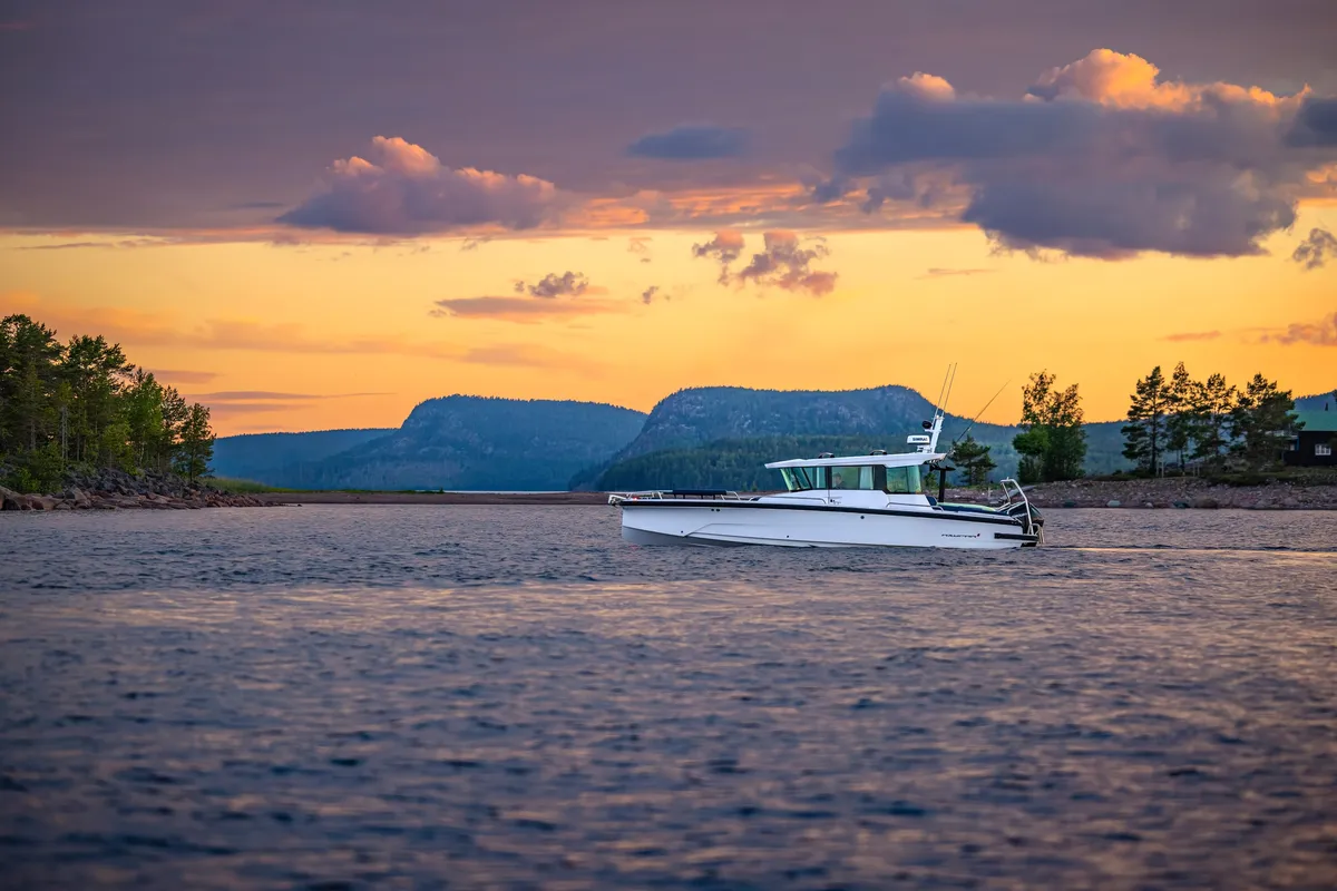 Axopar 29 XC Cross Cabin: Boat on the water at sunset