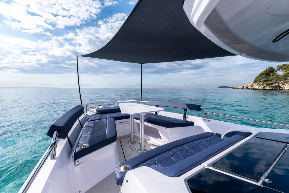 Axopar 29 XC Cross Cabin: Sitzgelegenheiten auf dem Achterdeck mit Meerblick