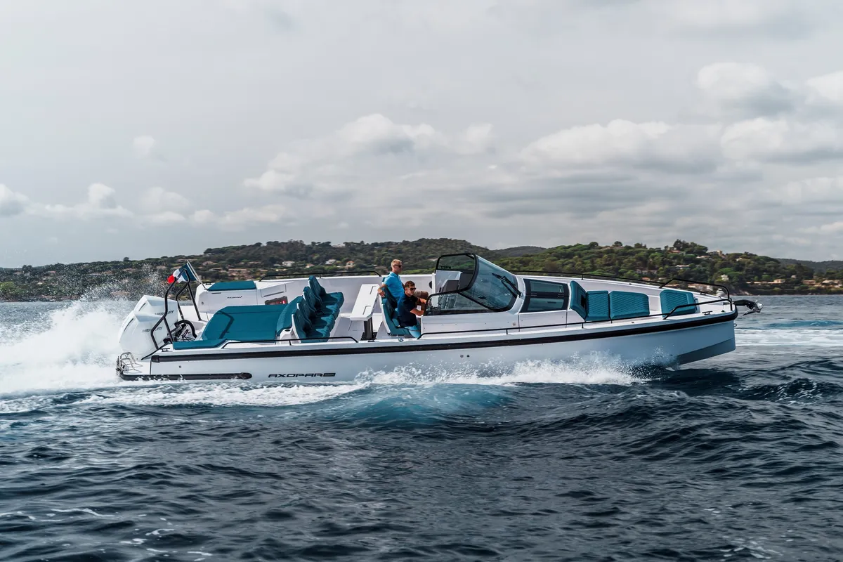 Axopar 37 Spyder: Boat cruising at sea
