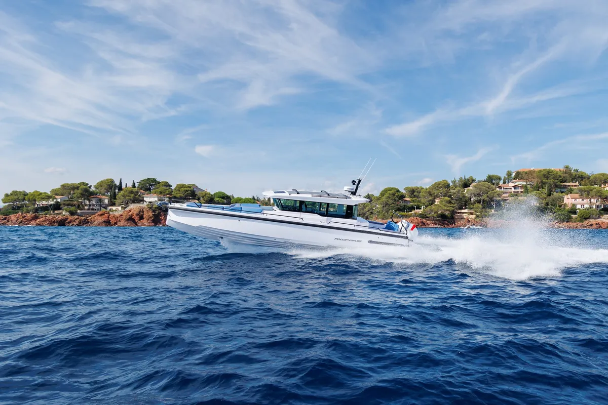 Axopar 37 XC Cross Cabin: Bootsfahrt auf dem Meer