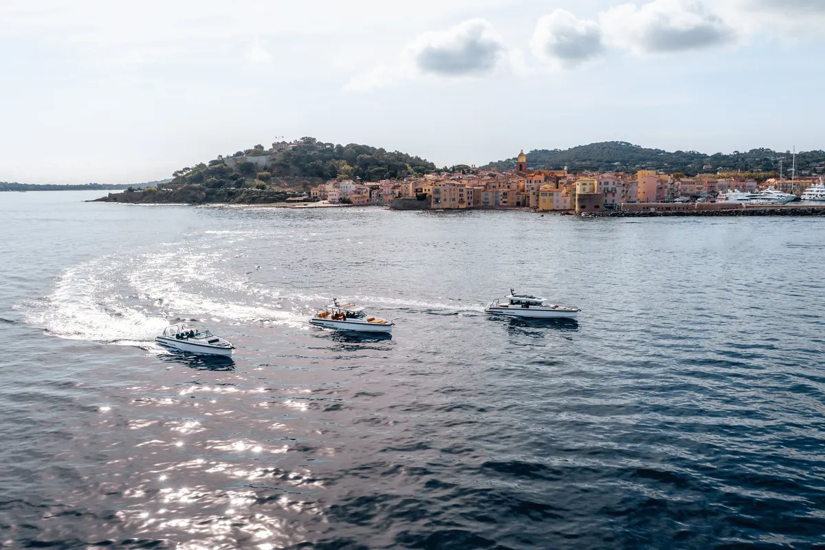 Axopar 37 XC Cross Cabin: Boats cruising towards a coastal town