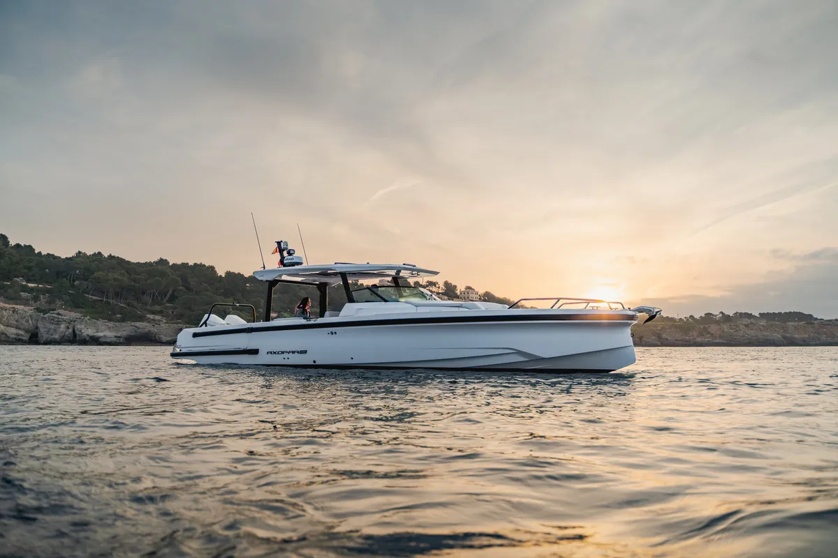 Axopar 38 Sun Top: Ein Boot auf dem Meer bei Sonnenuntergang